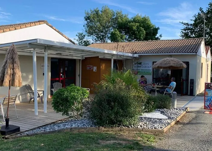 Camping Confortable Avec Terrasse Et Jardin - 4 Personnes - Api-1-52-1258 *