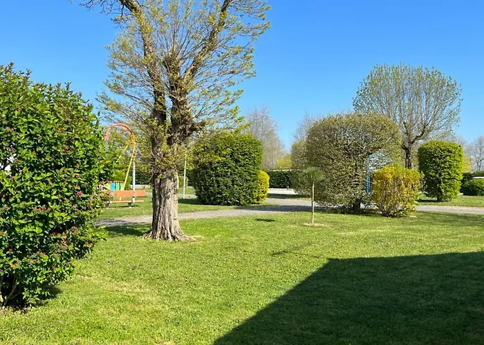 Camping Confortable Avec Terrasse Et Jardin - 4 Personnes - Api-1-52-1258 *